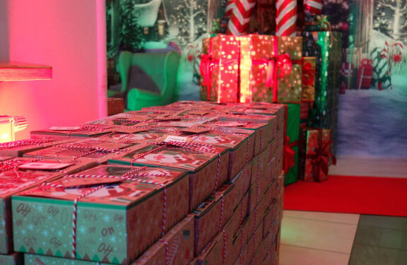 Bajkowy koncert w Płocku. Były prezenty, muzyka i Święty Mikołaj [ZDJĘCIA]