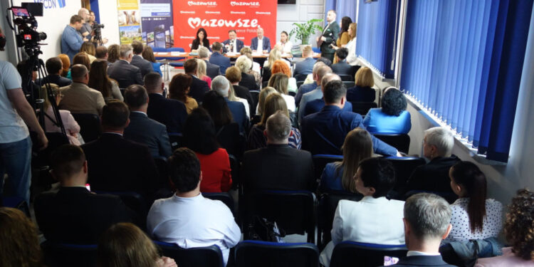 Badania piersi, wzmacnianie psychiki uczniów, atrakcje dla seniorów – jest wsparcie z mazowieckich programów