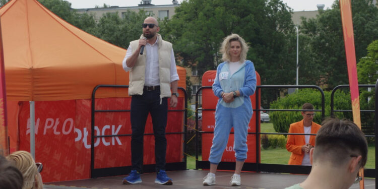Płoccy uczniowie ruszyli na spacer i bieg w piżamach [FILM, ZDJĘCIA]