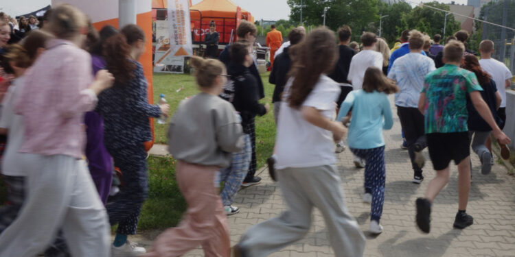 Płoccy uczniowie ruszyli na spacer i bieg w piżamach [FILM, ZDJĘCIA]