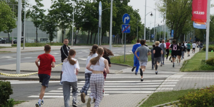 Płoccy uczniowie ruszyli na spacer i bieg w piżamach [FILM, ZDJĘCIA]
