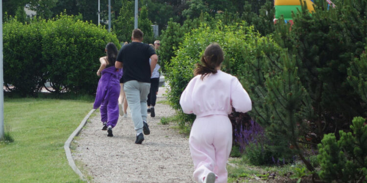 Płoccy uczniowie ruszyli na spacer i bieg w piżamach [FILM, ZDJĘCIA]