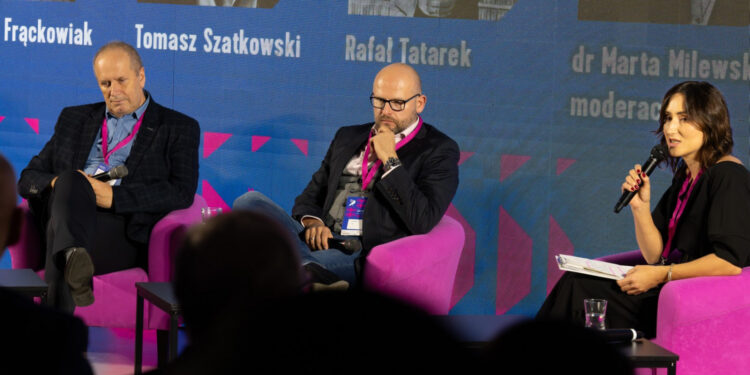 Prof. Bralczyk: „Dzisiaj byle co jest sensacją”. Kongres mediów za nami