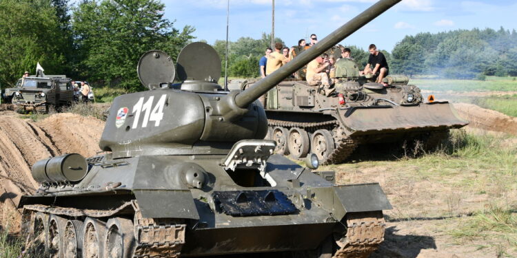 Tłumy na zlocie pojazdów militarnych i terenowych w Płocku [FILM, ZDJĘCIA]