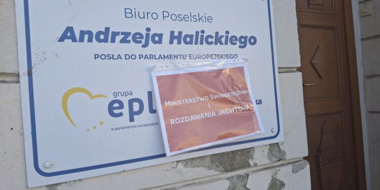 „Ministerstwo Swingersów i Rozdawania Jachtów” w Płocku. Nowa Nadzieja o KPO