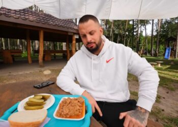 Youtuber ocenił kuchnię polową pod Płockiem. Co mu smakowało?