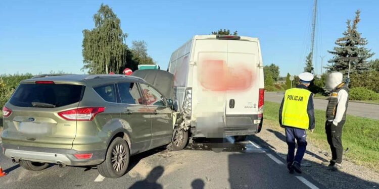 Zderzenie auta z samochodem transportowym. 69-latek nie zachował odstępu