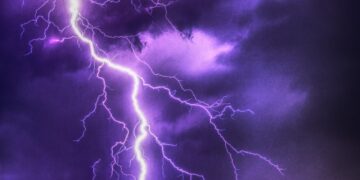 Burze w regionie płockim. Meteorolodzy ostrzegają o silnych porywach wiatru