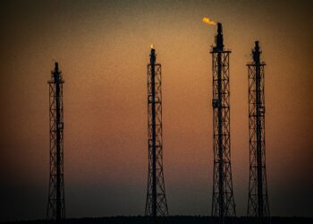 Wyższy płomień na pochodniach Orlenu. Jak długo?