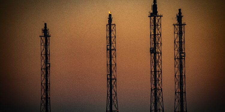 Wyższy płomień na pochodniach Orlenu. Jak długo?