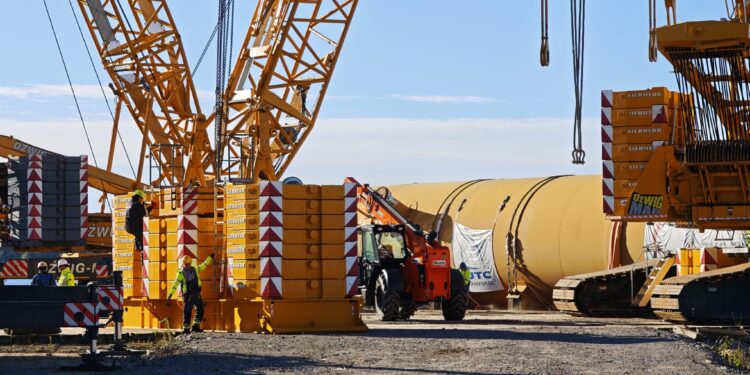 Gigantyczne zbiorniki dla „Nowej Chemii” dotarły do Płocka. Teraz transport lądowy [FILM]