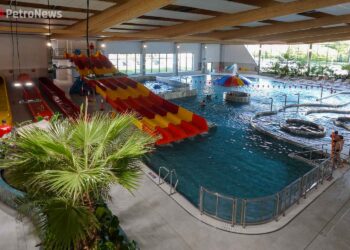 Uczniowie jeżdżą na pływalnię, choć aquapark jest tuż obok szkoły