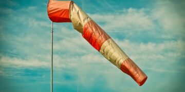 Ostrzeżenie przed silnym wiatrem w regionie
