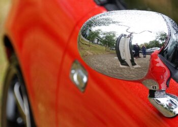 Auto w krzakach. W środku mężczyzna i dwie nastolatki – co robili?