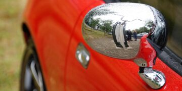 Auto w krzakach. W środku mężczyzna i dwie nastolatki – co robili?
