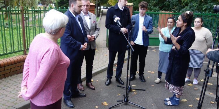 Konflikt w Soczewce. Władze gminy apelują o relokację uchodźców, właścicielka ośrodka prosi o dialog