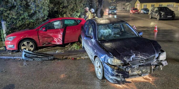 Wypadek młodych kierowców. Pasażerka w szpitalu [FOTO]
