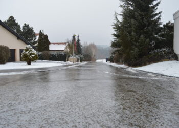 Drogi i chodniki w regionie skuje lód