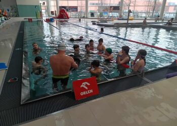 Lekcje pływania z WOPR i ORLENEM. Rusza kolejna edycja projektu