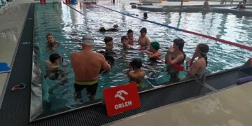 Lekcje pływania z WOPR i ORLENEM. Rusza kolejna edycja projektu