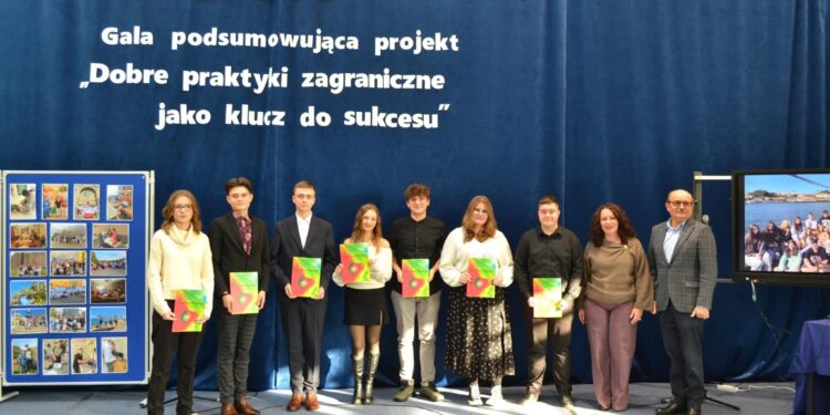 Gala w płockiej szkole. 28 osób zdobyło międzynarodowe certyfikaty