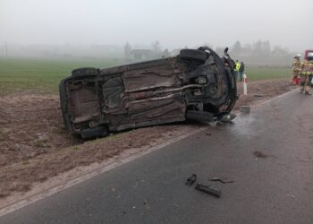 Lodowisko na drogach. Auto w rowie, trzy osoby poszkodowane