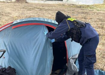 Zamieszkał pod mostem, bo „lubi samotność”. Jak pomóc osobom w kryzysie bezdomności?