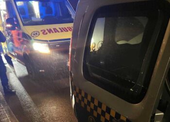 Niebezpieczna sytuacja na moście. „Ściągnęli go z barierek”