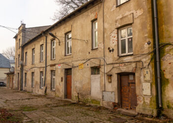 Zabytkowy budynek ogrodzony. „Ze względów bezpieczeństwa”