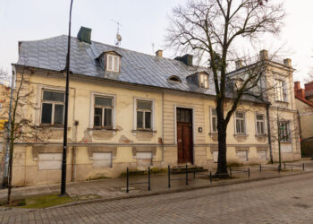 Zabytkowy budynek ogrodzony. „Ze względów bezpieczeństwa”