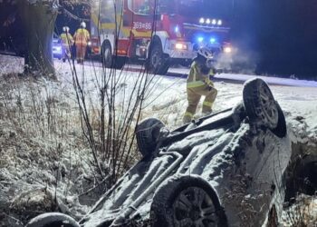 Dachowanie auta po śnieżycy. Trudne warunki na drogach!