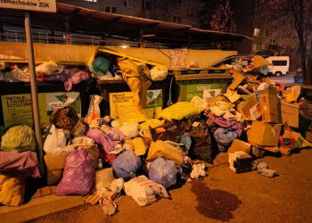 Pełno śmieci przy jednym z bloków. Spółdzielnia wyjaśnia, co się stało