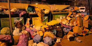 Pełno śmieci przy jednym z bloków. Spółdzielnia wyjaśnia, co się stało