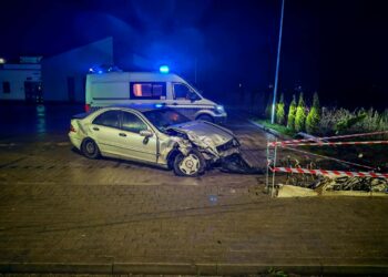 Zderzenie podczas wyprzedzania. Dwie osoby w szpitalu