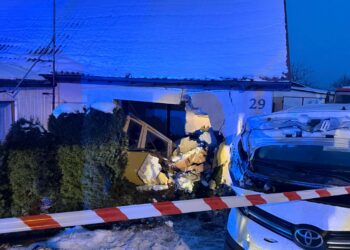 Samochód uderzył w dom. Trzy osoby w szpitalu!