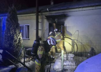 Pożar domu. Dwie osoby poszkodowane
