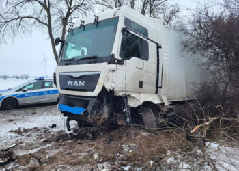 Zderzenie ciężarówki z autem. Jedna osoba ranna