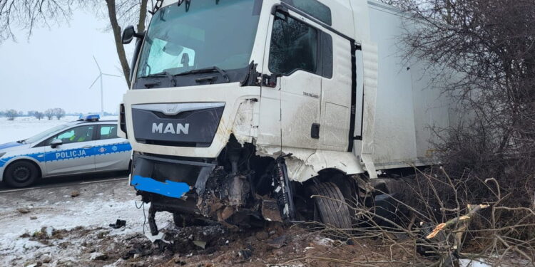 Zderzenie ciężarówki z autem. Jedna osoba ranna