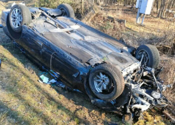 Dachowało auto. Są utrudnienia w ruchu