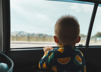 „Odpowiedzialna” mama: pijana, bez prawa jazdy i z dzieckiem bez fotelika