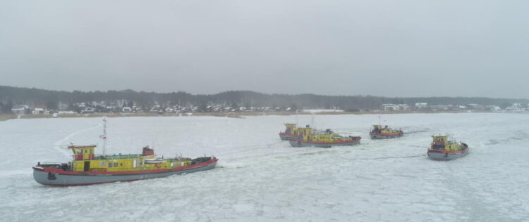Lodołamacze czołowe Tygrys i Puma kontynuują akcję lodołamania od Tczewa w górę rzeki. Pozostałe lodołamacze — Narwal, Nerpa, Manat oraz Foka — prowadzą działania w rejonie ujścia Wisły, udrażniając koryto rzeki oraz spławiając napływającą, pokruszoną pokrywę lodową w dolnym biegu Wisły fot. UMP