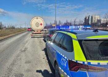 Zderzenie auta z samochodem ciężarowym