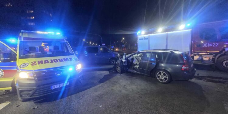 Zderzenie radiowozu z osobówką. Kilka osób trafiło do szpitala