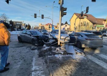 Zderzenie trzech aut w Płocku. Duże uszkodzenia pojazdów