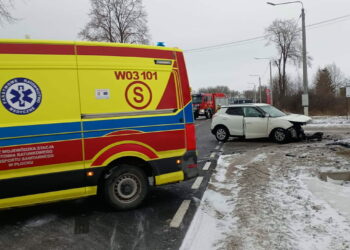 Zderzenie trzech aut. Dwie osoby w szpitalu [ZDJĘCIA]