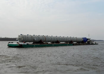 Gigantyczne kolumny dla inwestycji ORLENU dopłynęły Wisłą do Płocka