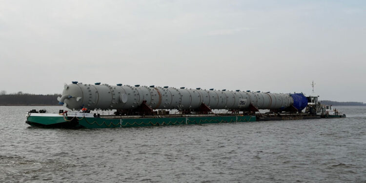 Gigantyczne kolumny dla inwestycji ORLENU dopłynęły Wisłą do Płocka