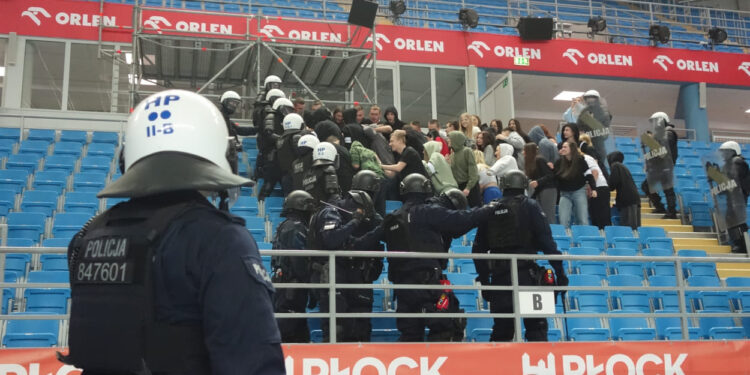 Bezpieczeństwo w praktyce na płockich trybunach