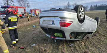 Dwie osoby ranne w wypadku. Droga jest zablokowana