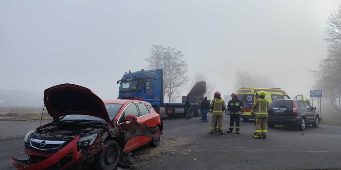 Zderzenie trzech pojazdów, dwie osoby ranne